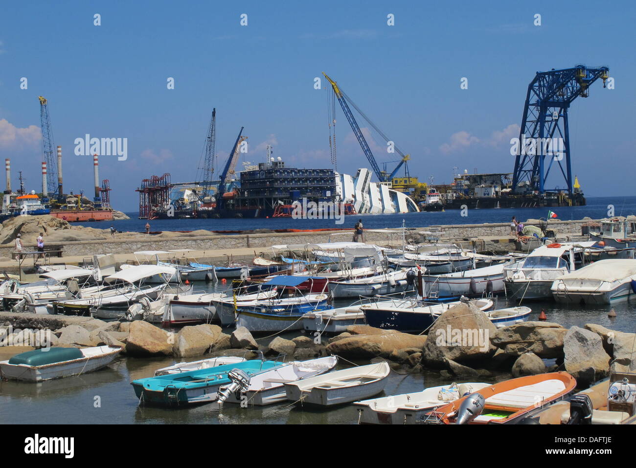 Giglio, Italien. 10. Juli 2013. Bergungsarbeiten laufen am Wrack des Kreuzfahrtschiffes "Costa Concordia" vor der Küste der Insel Giglio, Italien, 10. Juli 2013. Foto: MIRIAM SCHMIDT/Dpa/Alamy Live News Stockfoto