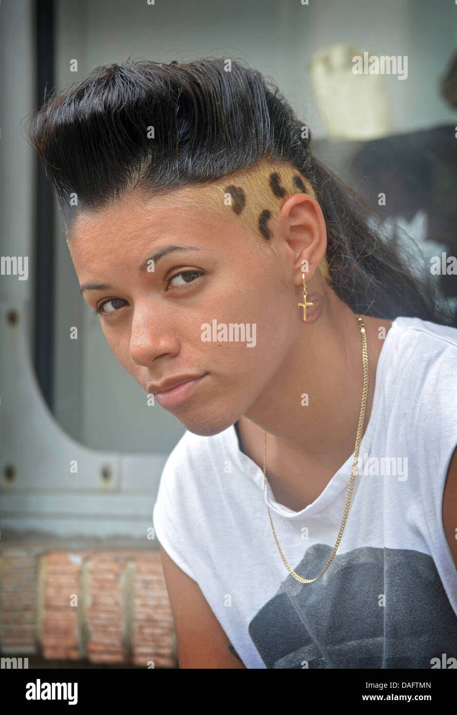 Porträt eines 24 jährigen Mädchens mit Leopardenfell Färbung im Haar. In Williamsburg, Brooklyn, New York City. Stockfoto