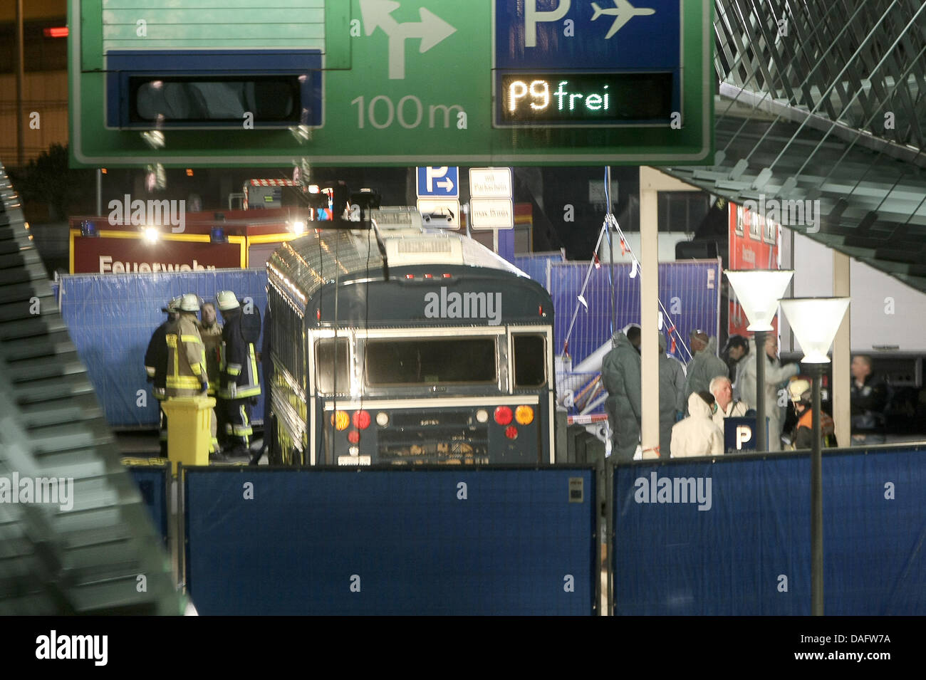 Experten der Polizei Crime Szene Unit untersuchen einen US militärische Bus nach einem tödlichen Angriff auf dem Flughafen in Frankfurt am Main, 2. März 2011. Nach vorläufigen Berichten von der deutschen Polizei betrat ein Mann den Bus zwei staff of the Army und Injurying zwei weitere Opfer zu töten. Der vermeintliche Angreifer ist verhaftet worden. Foto: Fredrik von Erichsen Stockfoto