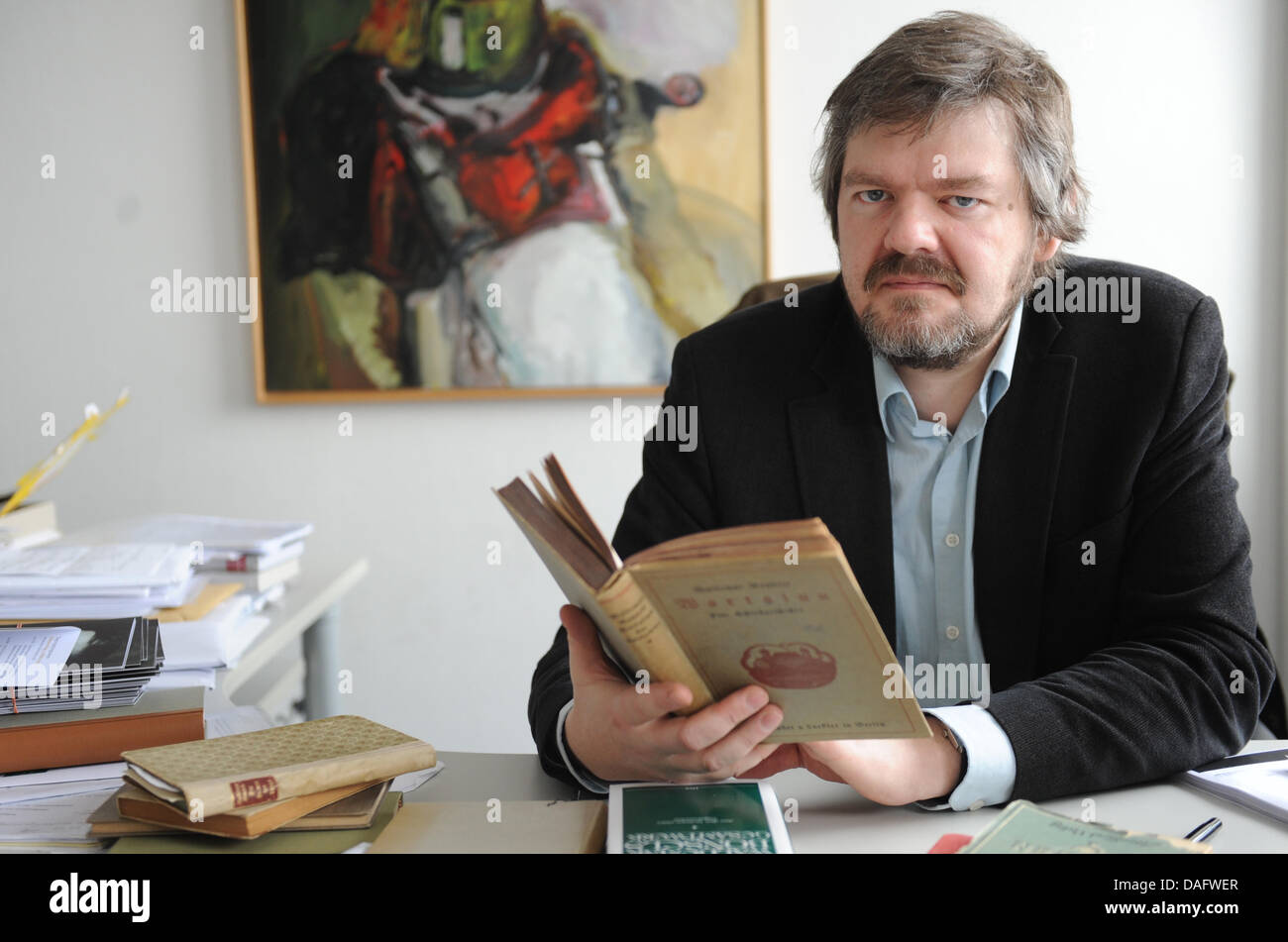 In einem Interview mit der deutschen Presse-Agentur Dpa in München, Deutschland, 21. Februar 2011 ist Literaturwissenschaftlerin Sven Hanuschek abgebildet. Hanuschek Forschungen über den Autor von Kinderbüchern "Biene Maja", Waldemar Bonsels, gestorben im Jahre 1952. Neue Forschungen scheinen zu bestätigen, dass Bonsels ein Antisemit war. Foto: Marc Müller Stockfoto