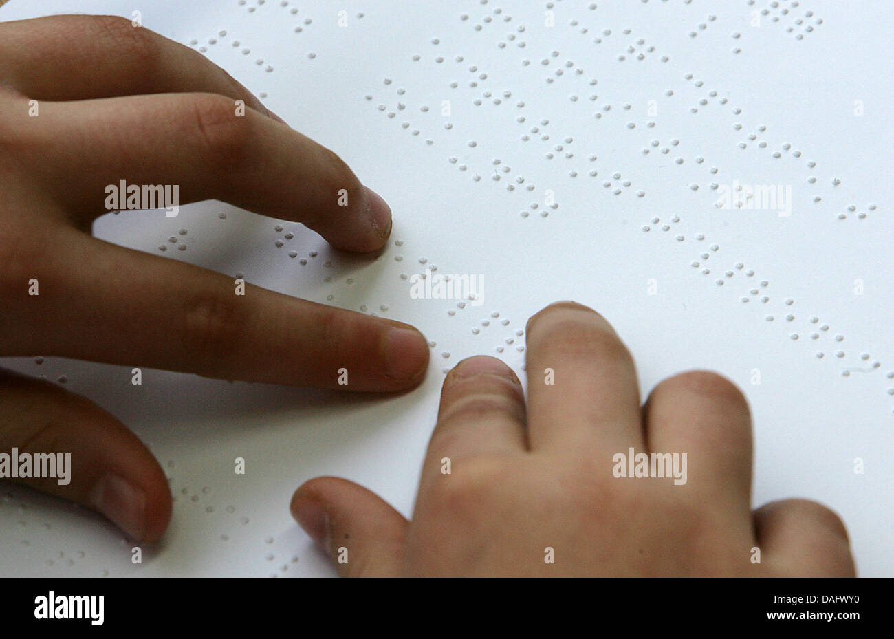 (Dpa-Datei) Ein Datei-Bild datiert 23. Februar 2007 eine blinde Schülerinnen und Schüler lesen Braille in Köln. Visuelle Nerven haben sogar Menschen blind von Geburt. Max Planck Institut für für menschliche kognitive and Brain Sciences in Leipzig besagt, dass der blinde Menschen visuelle Nerven schnelles Lesen mit den Händen statt Verarbeitung von optischen Informationen unterstützt. Foto: Oliver Berg Stockfoto