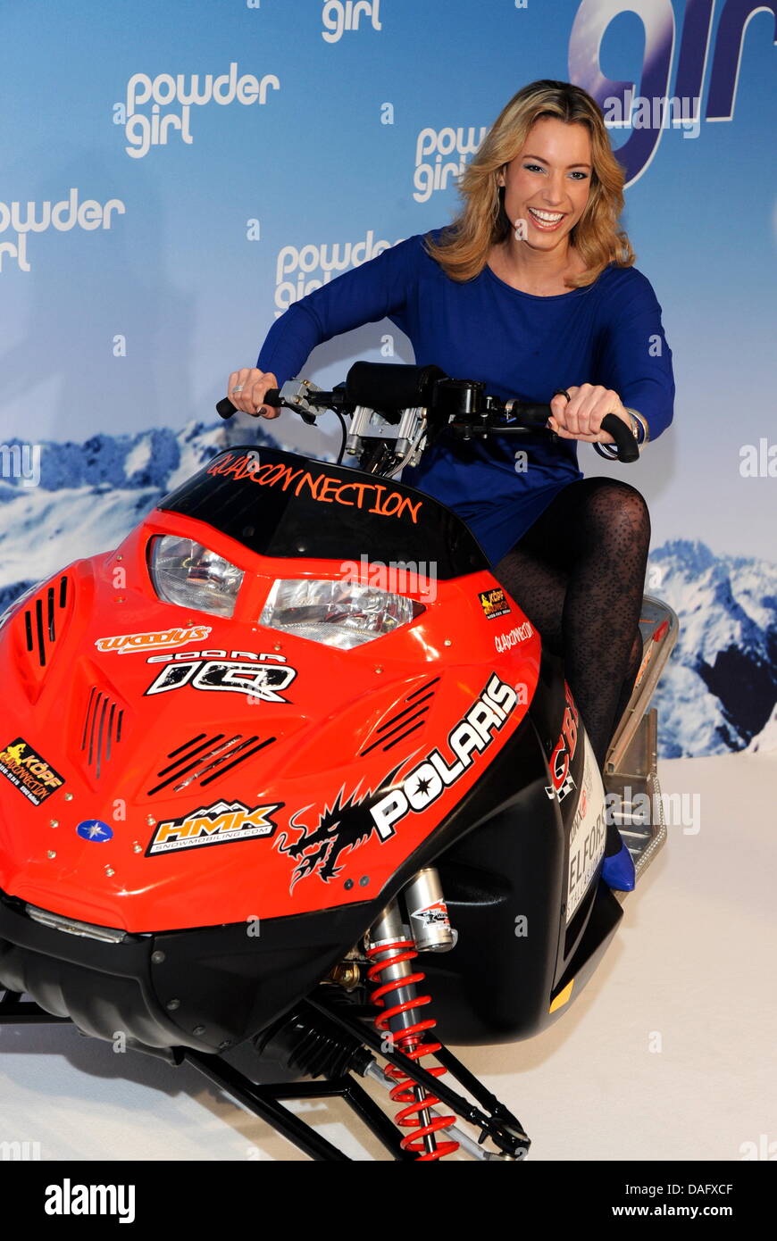 Deutsche TV-Moderatorin Kim Heinzelmann sitzt auf einem Schneemobil bei der Ankunft für die Premiere des Films "Powder Girl" in München, Deutschland, 4. März 2011. Der Film wird die Bildschirmen in Deutschland am 17. März 2011 getroffen. Foto: Tobias Hase Stockfoto