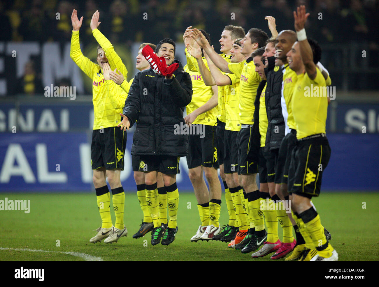 (R, L:) Die Dortmunder Spieler feiern Robert Lewandowski 1-0 Tor während der Bundesliga-Spiel Borussia Dortmund gegen 1. FC Köln am Signal Iduna Park in Dortmund, Deutschland, 4. März 2011. Foto: Rolf Vennenbernd Stockfoto