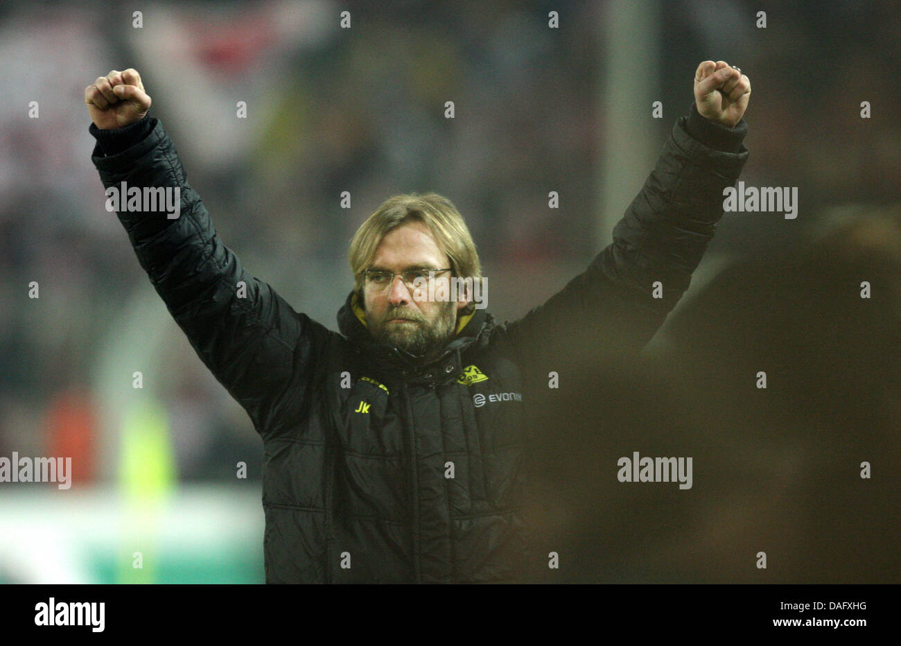 Dortmund-Trainer Juergen Klopp wirft seine Arme nach die Bundesliga-Spiel Borussia Dortmund gegen 1. FC Köln am Signal Iduna Park in Dortmund, Deutschland, 4. März 2011. Dortmund gewann 1: 0. Foto: Rolf Vennenbernd Stockfoto