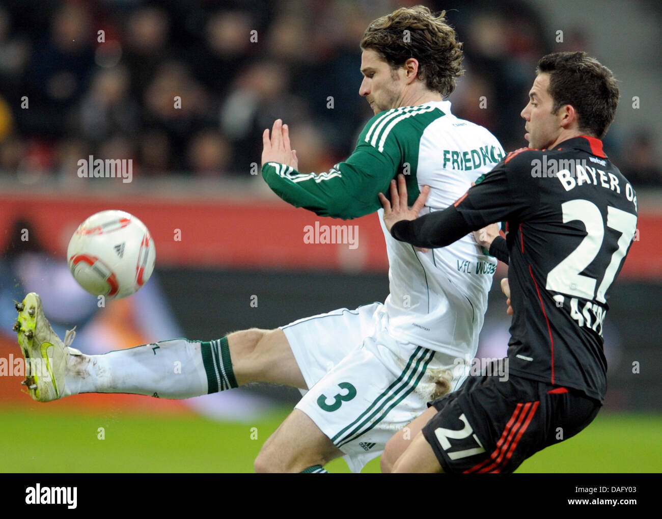 Leverkusens Gonzalo Castro (R) wetteifert um den Ball mit der Wolfsburger Arne Friedrich (L) während das Bundesligaspiel Bayer Leverkusen vs. VfL Wolfsburg in der BayArena in Leverkusen, Deutschland, 5. März 2011. Foto: Federico Gambarini Stockfoto