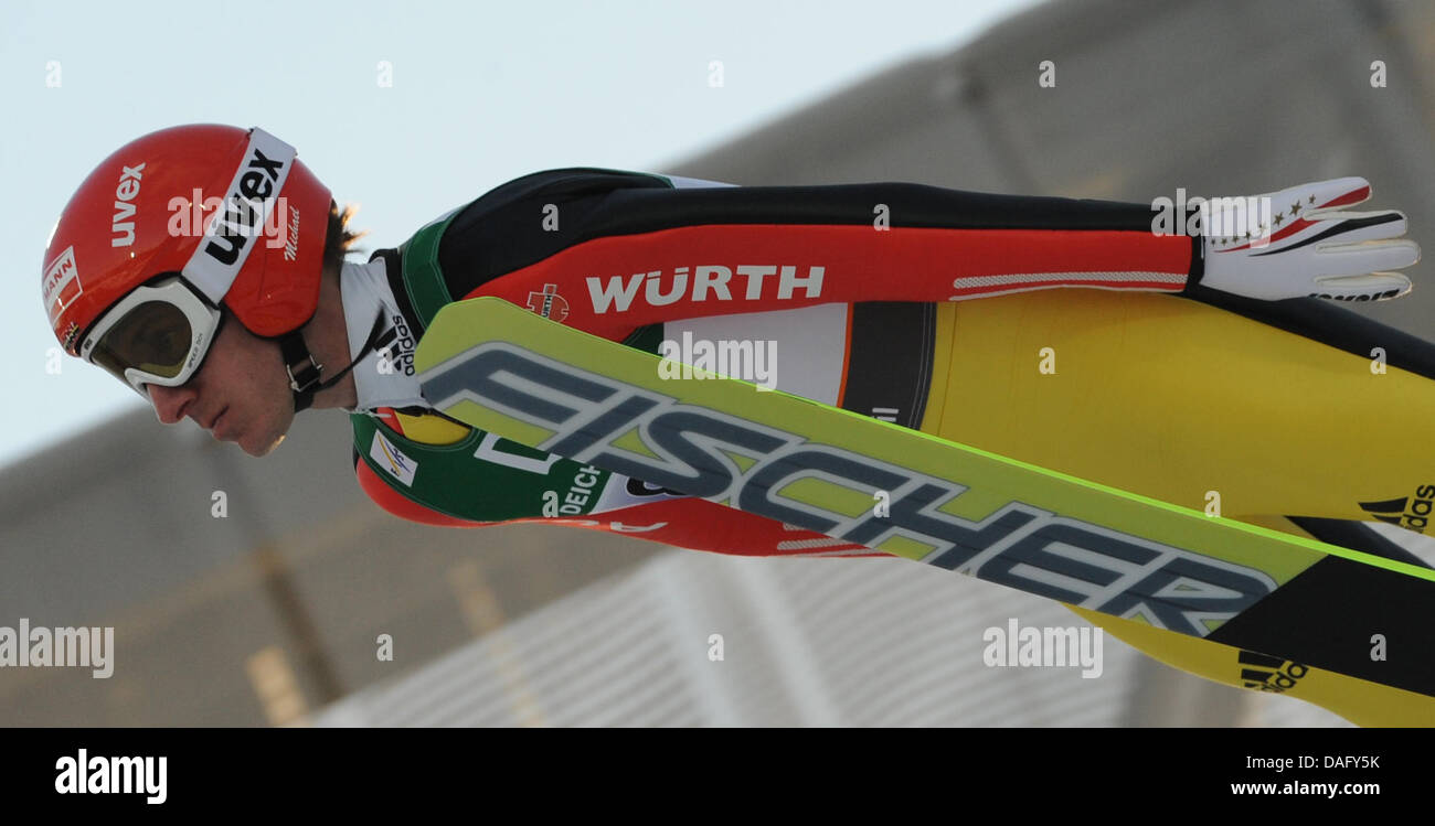 Michael Uhrmann aus Deutschland fliegt durch die Luft während der Großschanze Team-Wettbewerb bei der nordischen Ski-WM in Oslo, Norwegen, 5. März 2011. Nach dieser Saison beendet er seine Karriere. Foto: Patrick Seeger Stockfoto