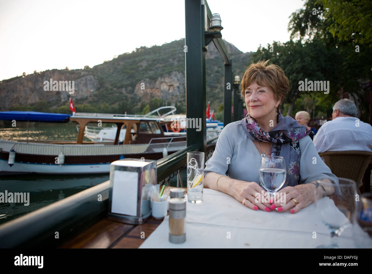 Urlauber entspannt im riverside Restaurant Dalyan, Türkei Stockfoto