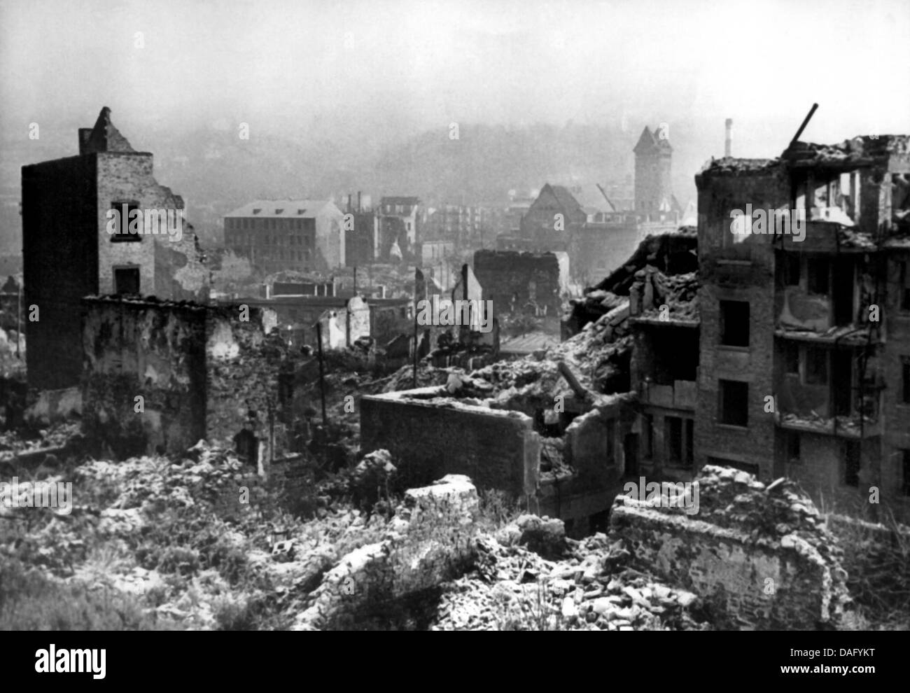 (Dpa-Datei) Eine undatiertes Datei Bild bietet einen Blick über zerstörte Pforzheim nach dem Ende des zweiten Weltkrieges im Jahr 1945. Die Stadt Pforzheim gedacht am 23. Februar 2011 die Opfer eines Bombenanschlags 1945. Foto: Dpa Stockfoto