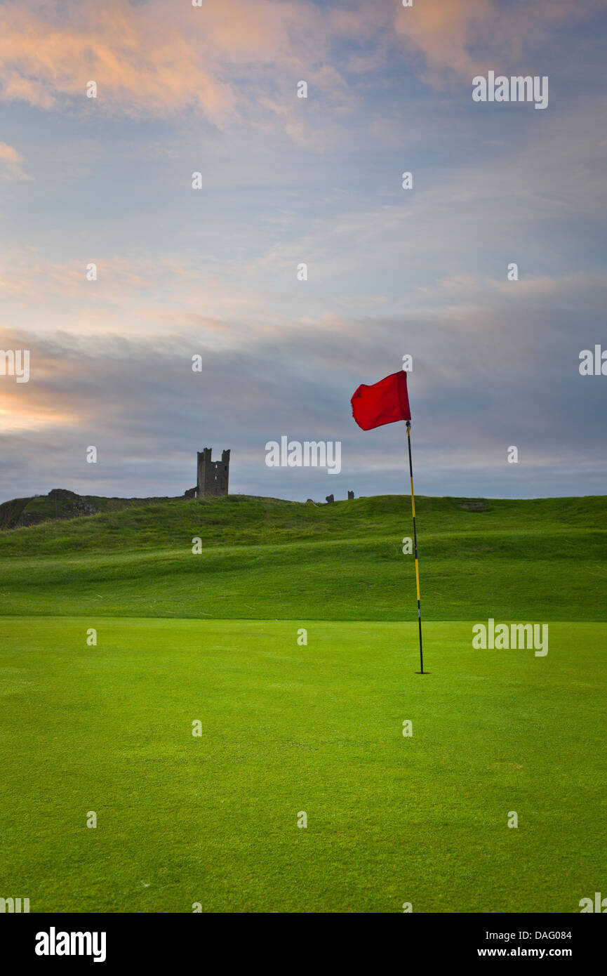 Golfflagge auf dem Golfplatz am Dunstanburgh, Northumberland. Stockfoto