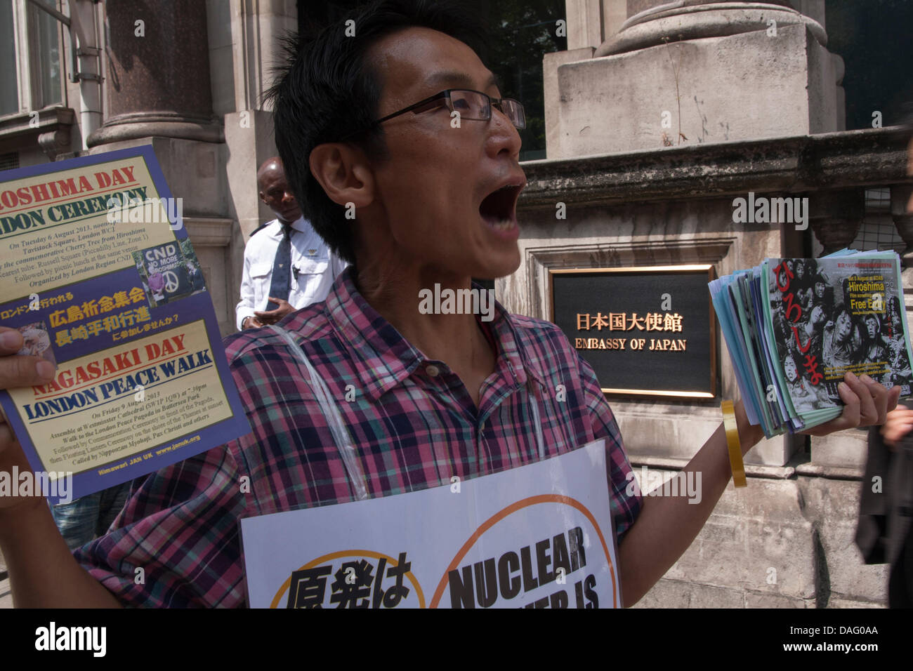 London, UK. 12. Juli 2013, London.  Ein Mann schreit seine Botschaft an die Öffentlichkeit, während eine Mahnwache vor der japanischen Botschaft in London gegen Atomkraft zu protestieren. Bildnachweis: Paul Davey/Alamy Live-Nachrichten Stockfoto