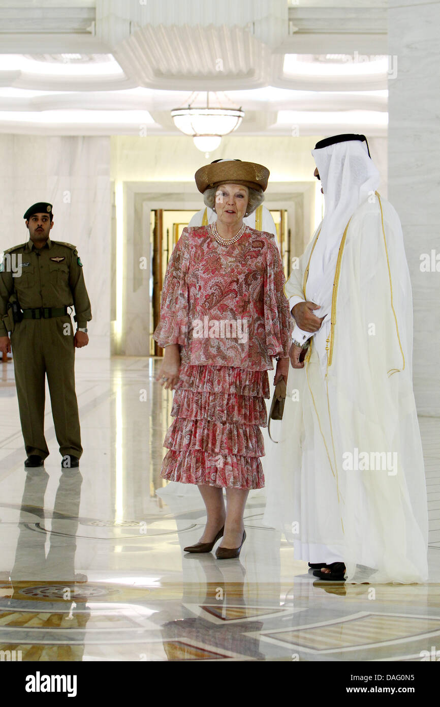 Königin Beatrix der Niederlande wird von Scheich Hamad bin Khalifa Al-Thani, Emir von Katar, in Amiri Diwan in Doha, Katar, 9. März 2011 begrüßt. Die Königin ist auf einen zweitägigen Staatsbesuch nach Katar. Foto: Patrick van Katwijk Stockfoto