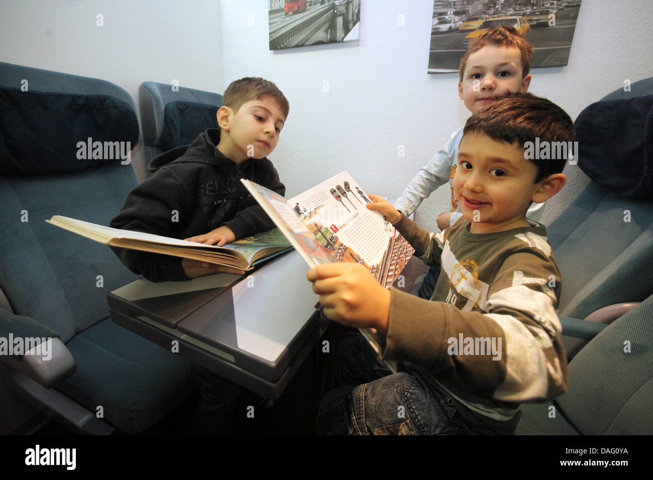 Mikail (5), Ersen (5) und Kann (5) spielen in die neue Kinder Lounge in der Central Station Nürnberg, Deutschland, 9. März 2011. Die Kinder-Lounge ist die erste Wartezimmer für Kinder in Deutschland. Foto: News5/Grundmann Stockfoto