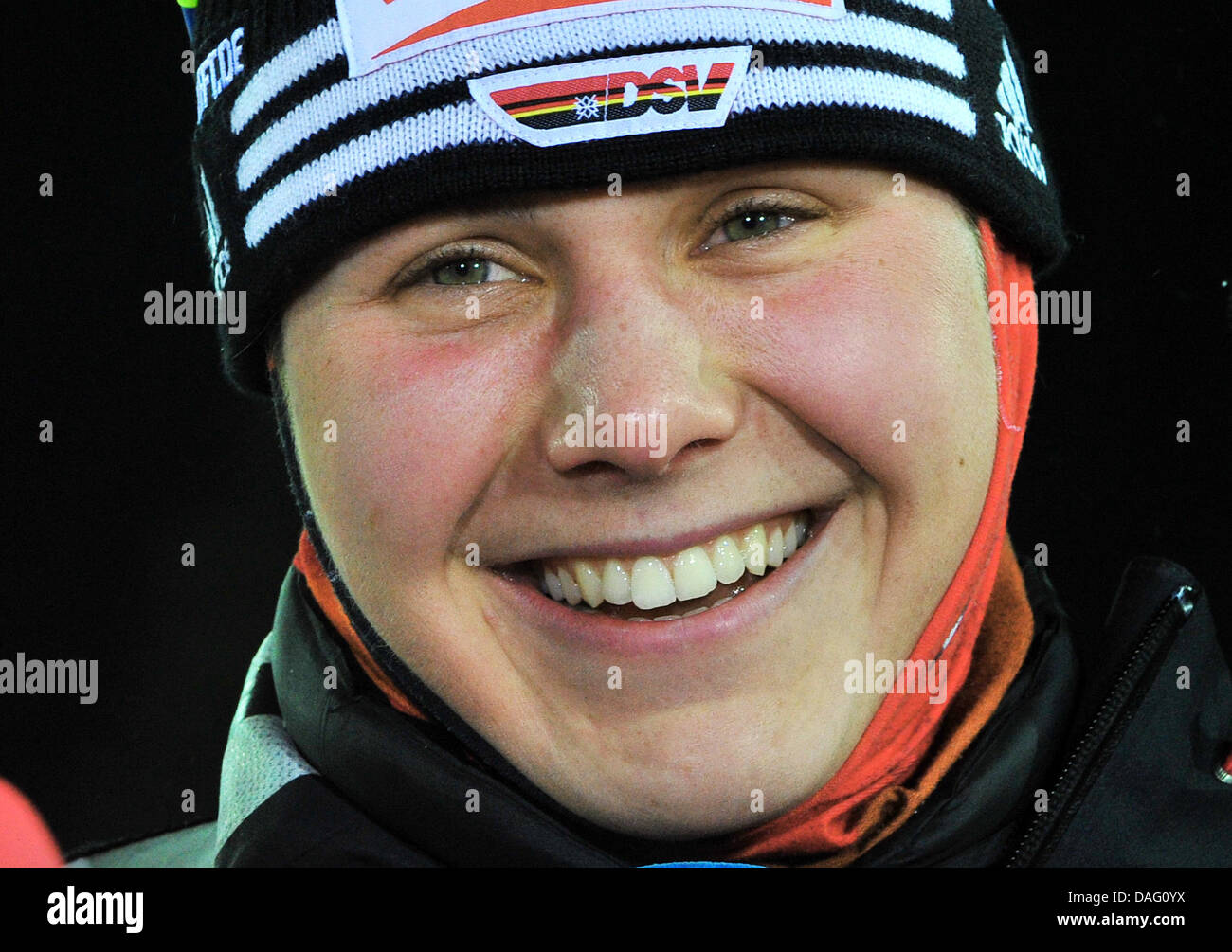 Tina Bachmann Deutschlands lächelt nach der 15 km-Einzel bei den Biathlon-Weltmeisterschaften in Chanty-Mansijsk, Russland, 9. März 2011. Foto: Martin Schutt Stockfoto