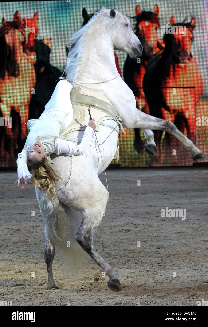 Fahrer Audrey Hasta Luego, hier als Prinzessin, führt ein Stück von der Show "Fabuloso" mit ihren weißen Pferd auf der Equitana in Essen, Deutschland, 10. März 2011. Die Reitsport Show "Fabuloso" wird zwischen dem 12. und 20. März 2011 an der Equestrian Sports World Messe Equitana gekennzeichnet. Etwa 1000 Pferde und 850 Aussteller nehmen Teil an der Messe. Foto: Roland Weihrauch Stockfoto