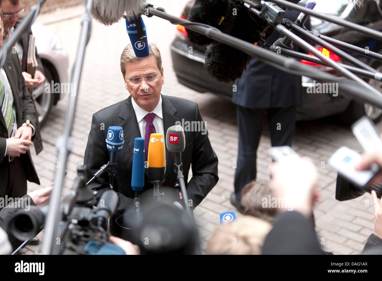 Die deutsche Bundesministerin für auswärtige Angelegenheiten ist Guido Westerwelle zu Medien reden, als er für einen Rat für auswärtige Angelegenheiten EU-Minister in Brüssel am 10. März 2011 kommt. Foto: Thierry Monasse Stockfoto
