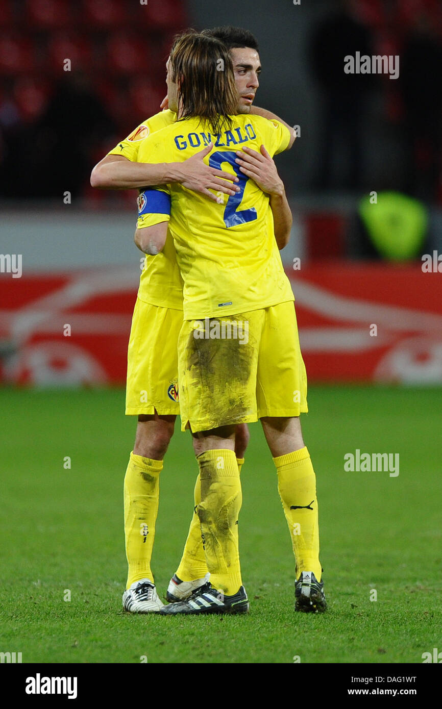 Das Bild zeigt den FC Villarreal Spieler Bruno Soriano (L) und Gonzalo feiert nach dem 3:2-Sieg in der acht Finale Champions-League-Spiel gegen Bayer Leverkusen in Leverkusen, Deutschland am 10. März 2011. Foto: Revierfoto Stockfoto