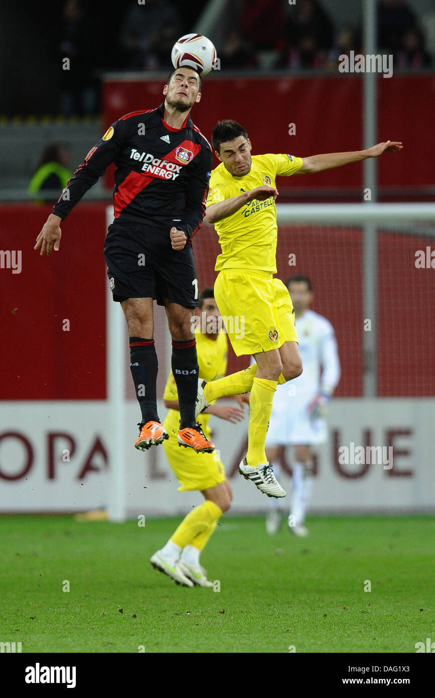 Das Bild zeigt, dass der FC Villarreal Spieler Bruno Soriano und Leverkusen Spieler Eren Derdiyok (L) wetteifern um den Ball in die acht Finale Champions-League-Spiel gegen Bayer Leverkusen in Leverkusen, Deutschland am 10. März 2011. Foto: Revierfoto Stockfoto