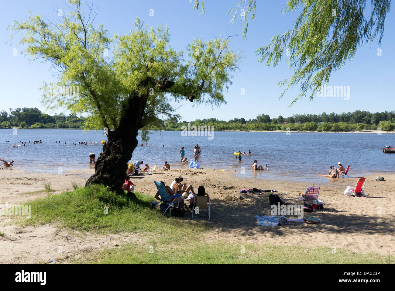 Öffentlicher Strand am Ufer des Rio Negro in der Stadt von Mercedes, Soriano Department, Uruguay Stockfoto