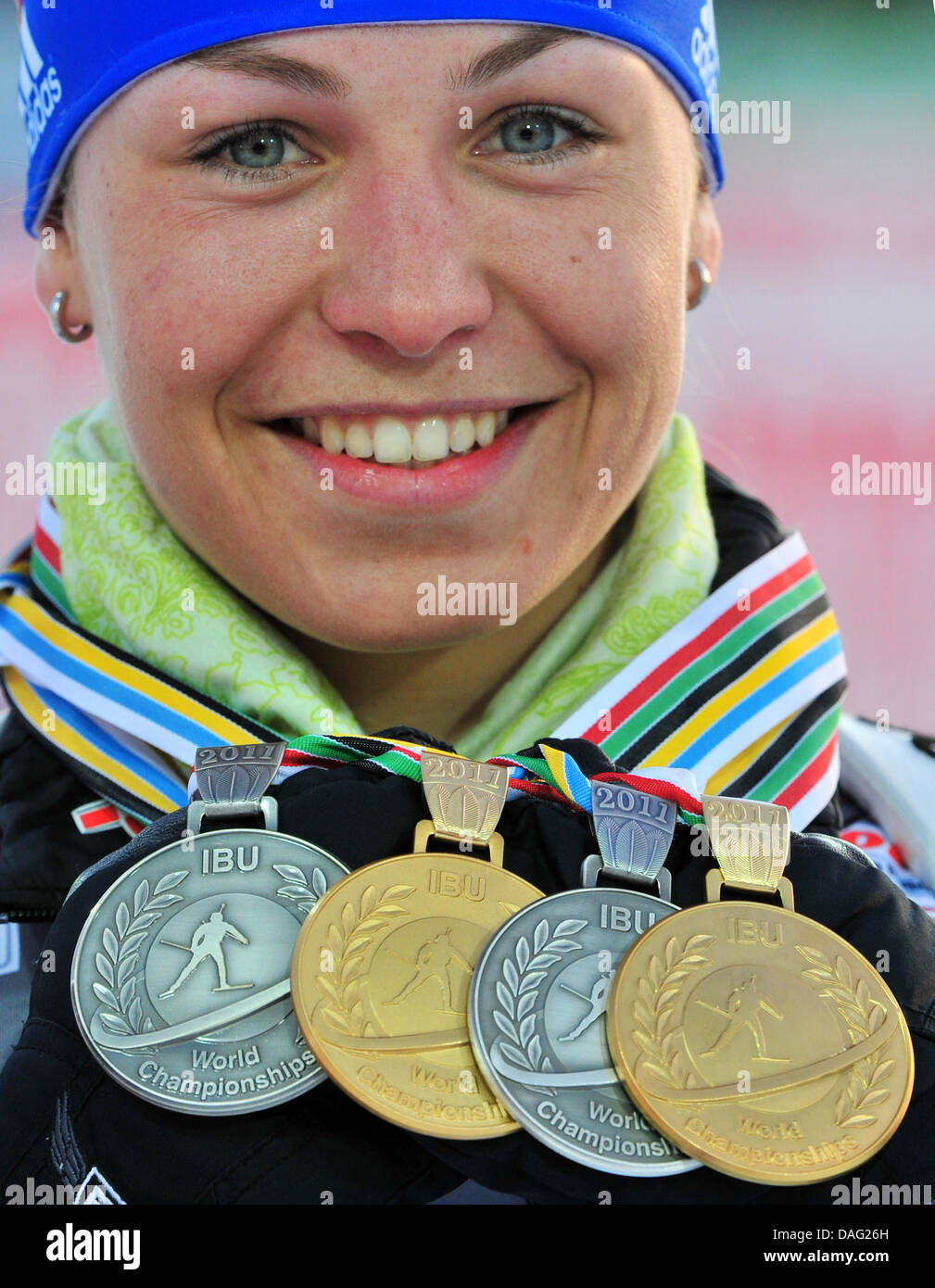 Magdalena Neuner Deutschland zeigt ihre Medaillen nach dem Gewinn der Frauen 12,5 km Massenstart bei den Biathlon-Weltmeisterschaften in A.V. Philipenko Winter Sports Centre in Chanty-Mansijsk, Russland, 12. März 2011. Foto: Martin Schutt dpa Stockfoto
