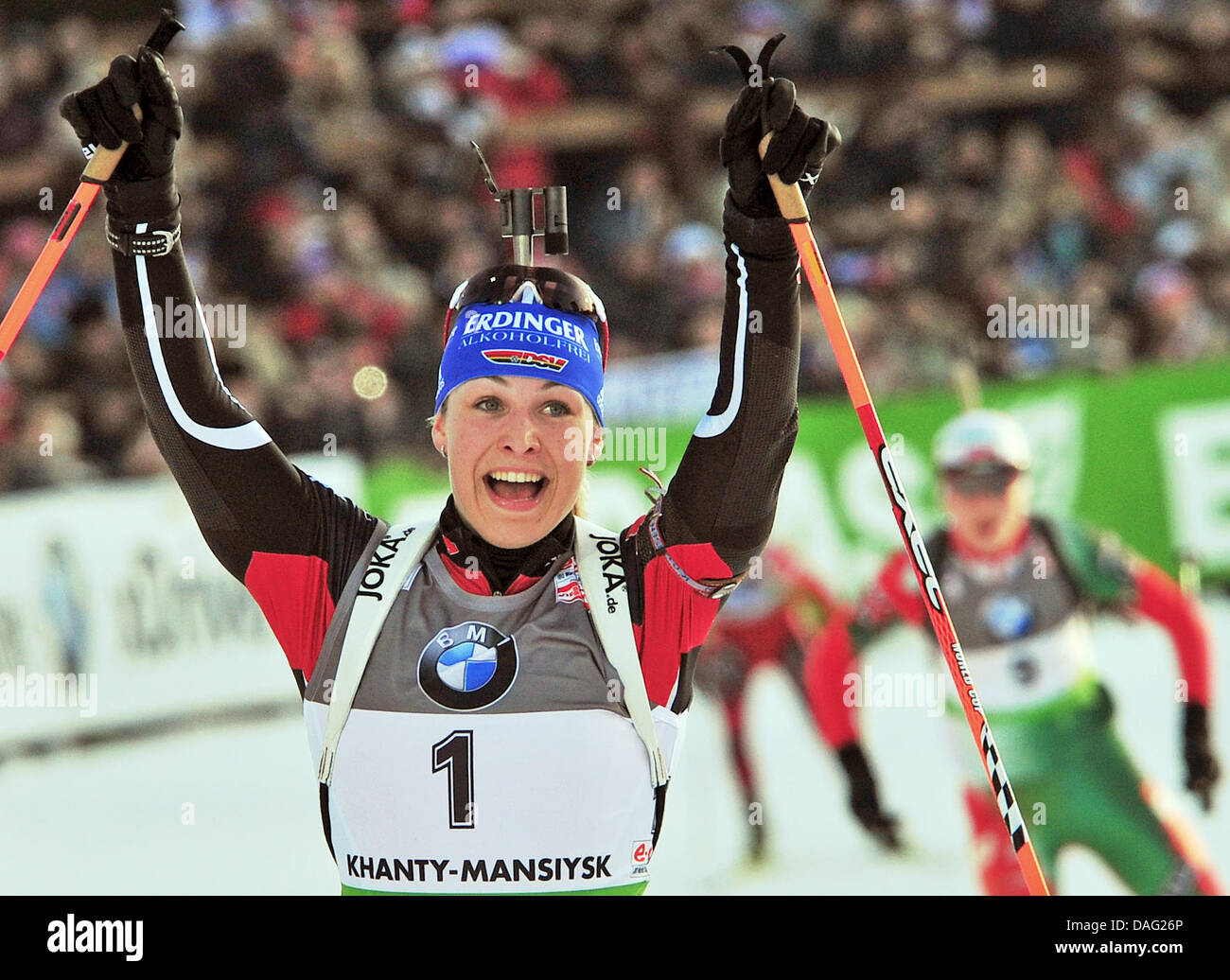 Magdalena Neuner Deutschland feiert nach der Frauen 12,5 km Massenstart bei den Biathlon-Weltmeisterschaften in A.V. Philipenko Winter Sports Centre in Chanty-Mansijsk, Russland, 12. März 2011. Foto: Martin Schutt Stockfoto