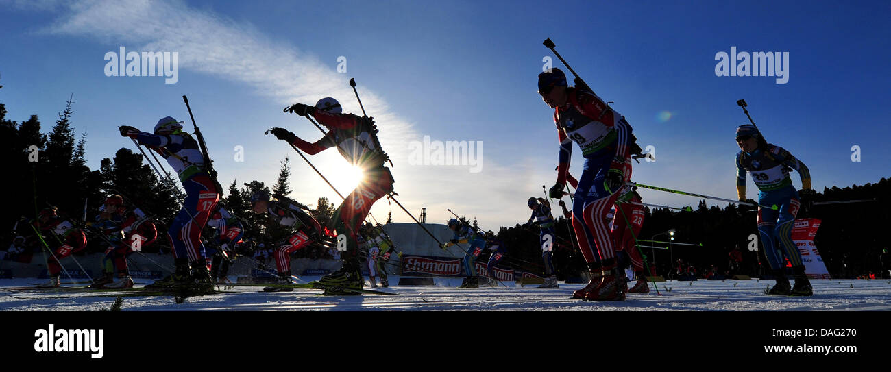 Biathlets konkurriert, während die Frauen 12,5 km Massenstart bei den Biathlon-Weltmeisterschaften in A.V. Philipenko Winter Sports Centre in Chanty-Mansijsk, Russland, 12. März 2011. Foto: Martin Schutt dpa Stockfoto