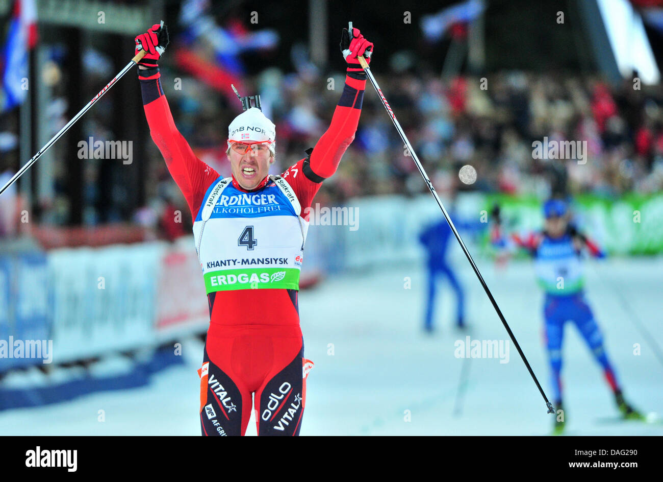 Emil Hegle Svendsen aus Norwegen feiert nach der Männer 15 km Massenstart bei den Biathlon-Weltmeisterschaften in A.V. Philipenko Winter Sports Centre in Chanty-Mansijsk, Russland, 12. März 2011. Foto: Martin Schutt dpa Stockfoto