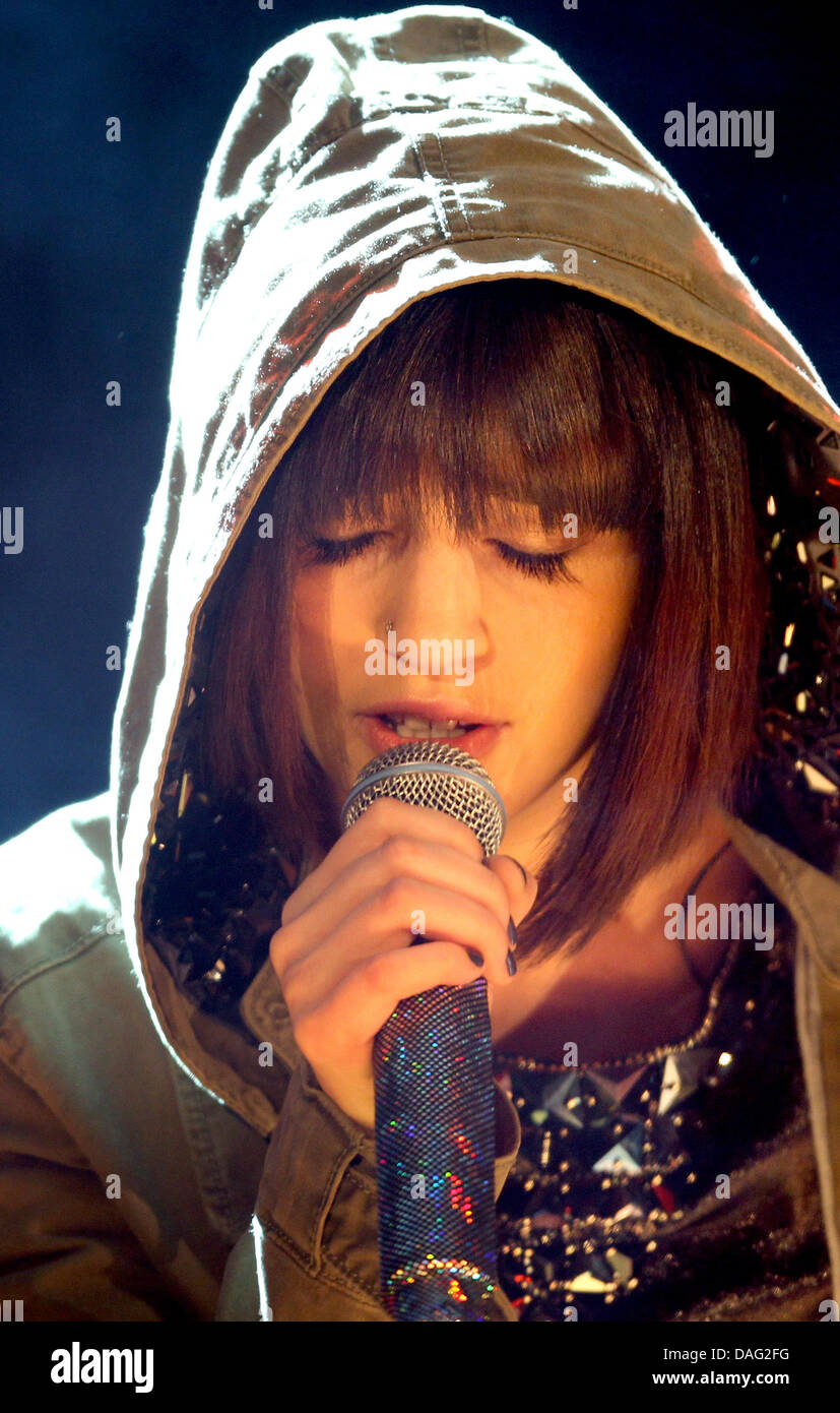 Energieausweis-Sänger und Kandidat für den Eurovision Song Contest, Nadine Beiler, führt bei der neunten WM im Wok Rennsport, inszeniert von der ZDF-Show "TV total", in Innsbruck, Österreich, 12. März 2011. Foto: Karl-Josef Hildenbrand Stockfoto