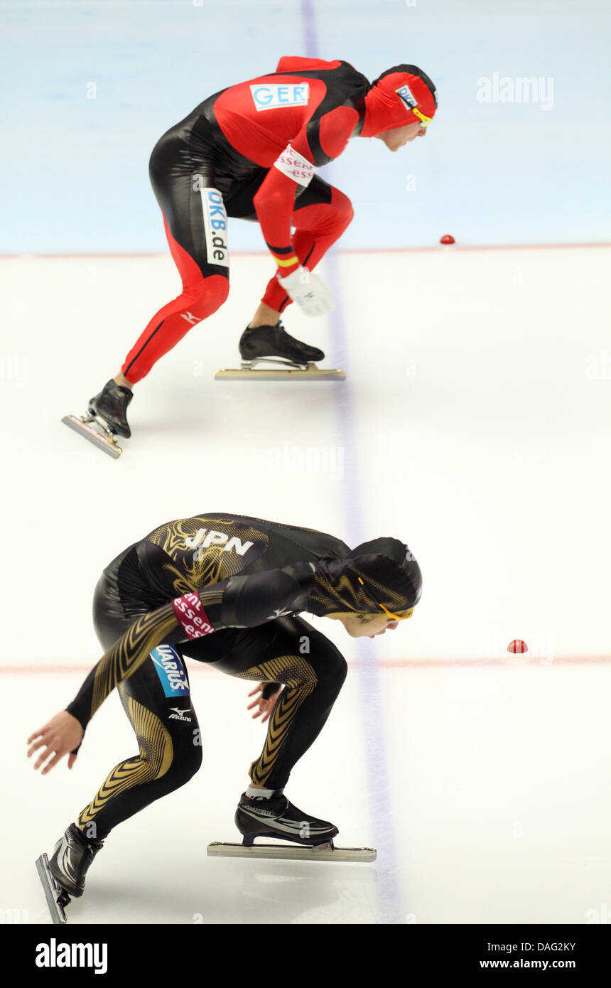 Deutsche Eisschnellläuferin Nico Ihle (oben) beginnt neben japanischen Rivalen Ryohei Haga in der 500 Meter von der Eisschnelllauf-WM in Max Aicher Arena in Inzell, Deutschland, 13. März 2011. Foto: FRISO GENTSCH Stockfoto