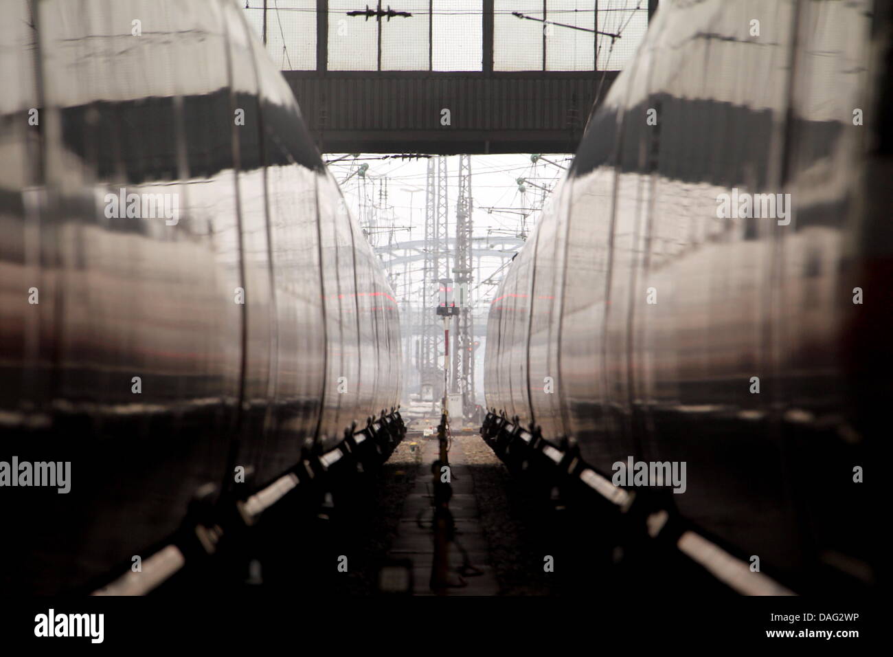 Das Bild zeigt zwei ICE-Züge in München Station, Deutschland am 4. März 2011. Pendler musste am Freitag viel Patienec aufbringen. Der Lokomotivführer Union hatte GDL token landesweite Streiks gefordert, die am 08:30 gestartet. Foto: Stephan Jansen Stockfoto