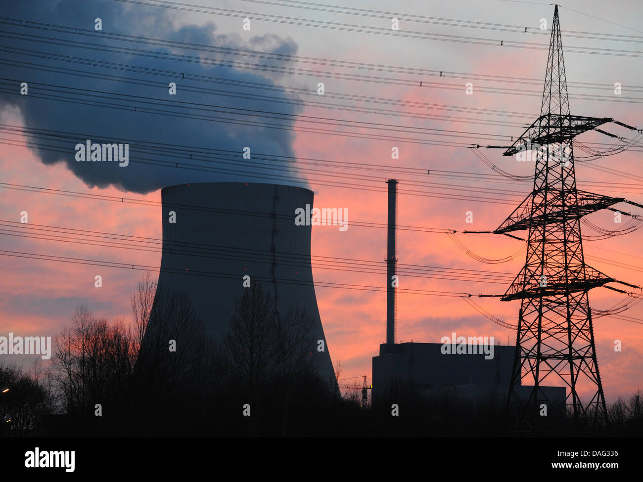 Das Bild zeigt Dampf aus den Kernkraftwerken Isar1 und Isar2 in Niederaichbach, Deutschland am 14. März 2011. Mehrere hundert Menschen gedachte der Opfer der Erdbebenkatastrophe in Japan und gegen Atomkraft protestiert. FOTO: ARMIN WEIGEL Stockfoto