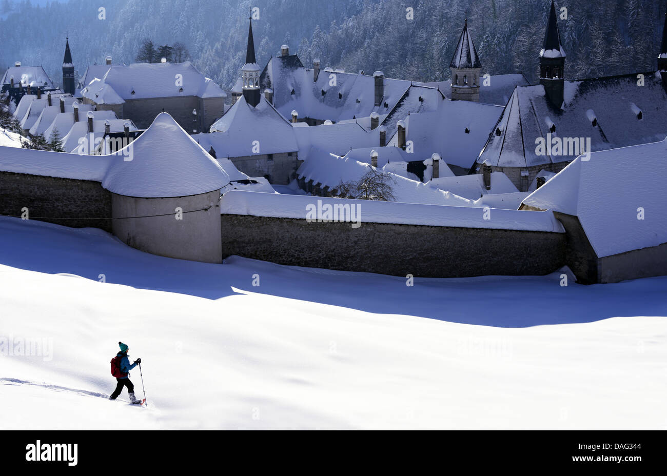 Schneeschuhwanderer im tief verschneiten Kloster "La Grande Chartreuse", der Kopf Kloster der Kartäuser bestellen, Frankreich, Saint-Pierre-de-Chartreuse Stockfoto