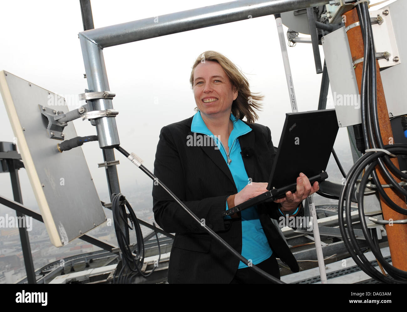 Informatiker Anja Feldmann hält ihren Laptop auf dem Dach der TU technische Universität in Berlin, Deutschland, 15. März 2011. Der Wissenschaftler ist Mitglied einer Projektgruppe, die sich mit der zunehmenden Datenverkehr im Internet. Sie präsentiert ihre Arbeit im Rahmen der Preisverleihung für den jährlichen Gottfried-Wilhelm-Leibniz-Preis, die von der deutschen Union der Forschung organisiert ist Stockfoto