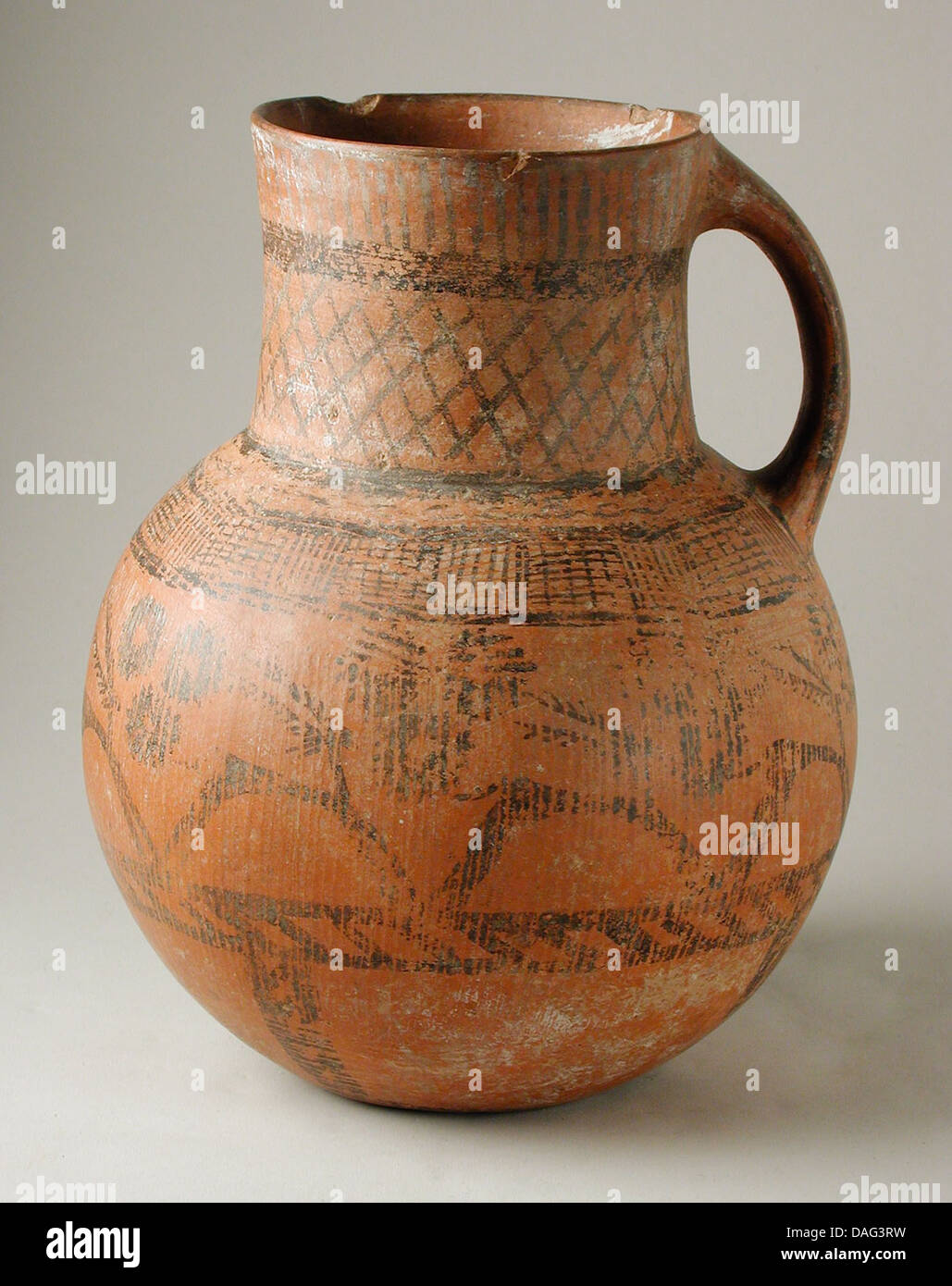 Dieser pircher mit Griff ist ein funktionelles Werkzeug, das aus Materialien gefertigt wurde, die für den praktischen Einsatz entwickelt wurden. Das Objekt hebt die frühen technologischen Fortschritte im Werkzeugbau und in der Handwerkskunst hervor. Stockfoto