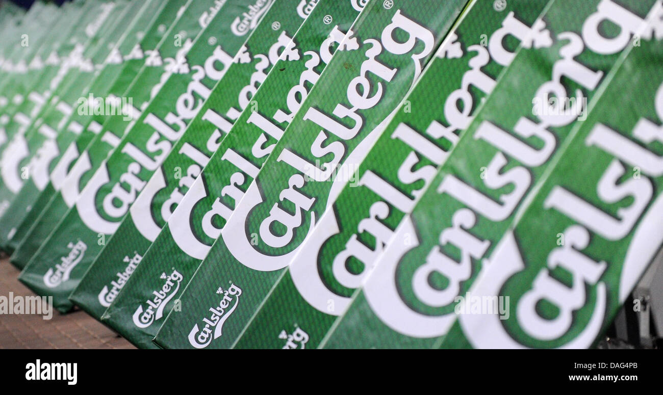 (Dpa-Datei) Ein Datei-Bild datiert 22. Oktober 2010 der Steward vorbeigehen Werbetafeln der Carlsberg-Brauerei-Gruppe im Stadion Imtech Arena in Hamburg, Deutschland. Carlsberg-Brauerei-Gruppe berichtet über 18. März 2011, war es auf dem hart umkämpften deutschen Biermarkt mit den Strategien der Kernmarken standhalten, Carlsberg, Holsten, Astra, Stockfoto