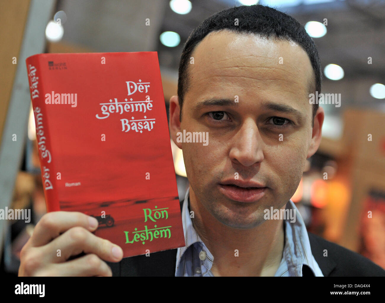 Israelischer Autor und Journalist Ron Leshem hält seinen Roman "Der geheime Basar" auf der Buchmesse in Leipzig, Deutschland, 18. März 2011. Der Roman hat die Bestseller Liste in Israel monatelang. Foto: Hendrik Schmidt Stockfoto