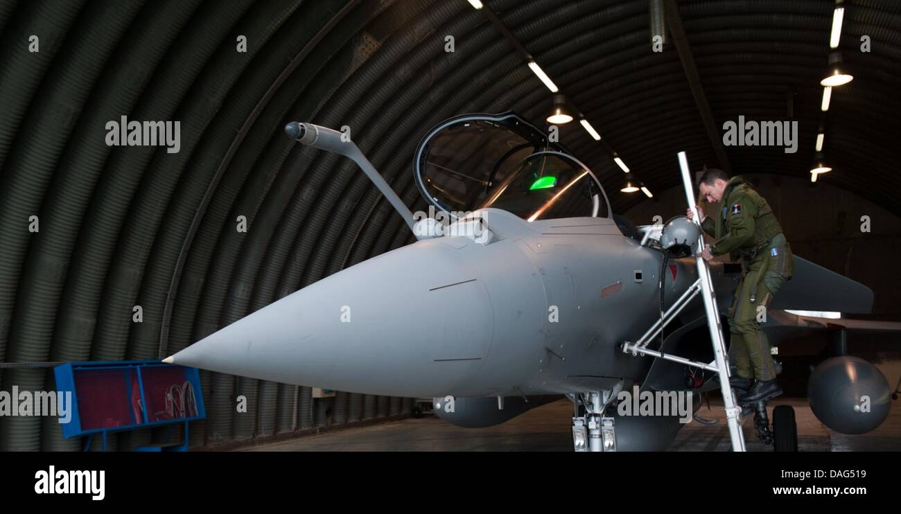 Französische Pilot tritt ein Rafale Kampfflugzeug an militärischen Basis Saint-Dizier, Frankreich, 19. März 2011. Die Jets gehen für Libyen eine Flugverbotszone durchzusetzen und Zivilisten und kampfbereiten Rebellentruppen zu schützen. Augenzeugen berichten, dass Kampfjets libyschen Luftraum bereits eingegeben hatte, während ein Sondergipfel zum Thema noch in der Sitzung in Paris wurde. Foto: SEBASTIEN DUPONT/Ministère DE LA DEFEN Stockfoto