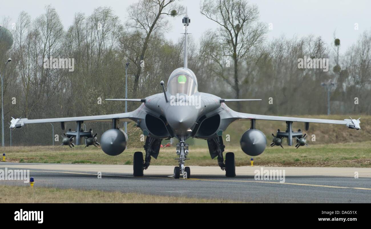 Eine französische Rafale Kampfflugzeug startet vom militärischen Basis Saint-Dizier, Frankreich, 19. März 2011. Die Jets gehen für Libyen eine Flugverbotszone durchzusetzen und Zivilisten und kampfbereiten Rebellentruppen zu schützen. Augenzeugen berichten, dass Kampfjets libyschen Luftraum bereits eingegeben hatte, während ein Sondergipfel zum Thema noch in der Sitzung in Paris wurde. Foto: SEBASTIEN DUPONT/Ministère DE LA Défense Stockfoto