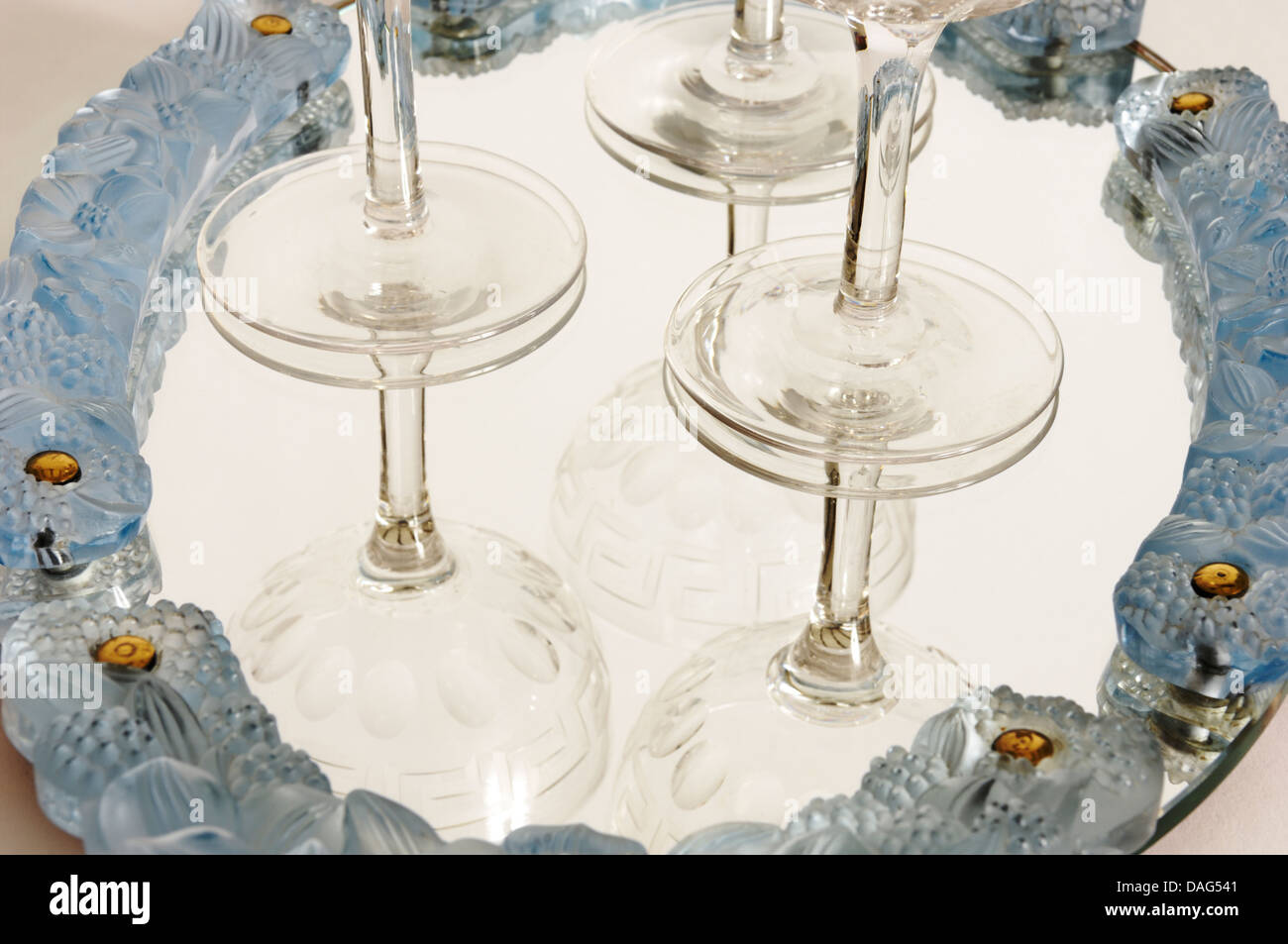 Ein Art-déco-Periode, wohl Französisch, verspiegelten Glas Tablett mit  Champagner-Gläser. Ca. 1920er Jahren der 1930er Jahre. Opalisierend  Glas-Halterungen Stockfotografie - Alamy