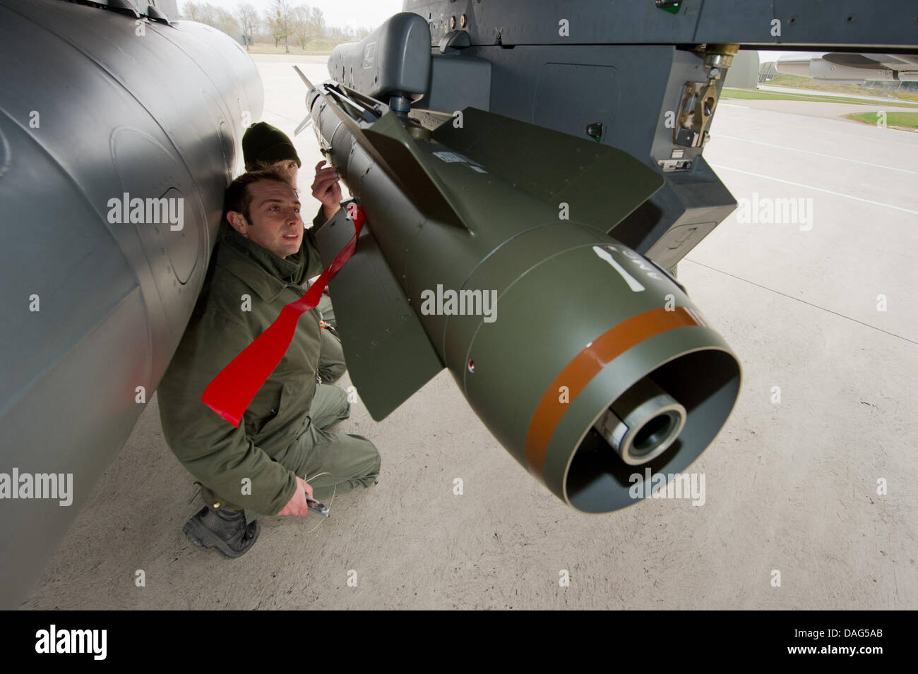 Ingenieure gehen durch letztes Check-ups bei der Rafale-Jet auf einem französischen Luftwaffenstützpunkt in Saint-Dizier, Frankreich, 19. März 2011. Die Düsen werden in eine militärische Intervention in Libyen gegen Gaddafi verwendet werden, um eine Flugverbotszone über Libyen zu gewährleisten. Nicht offizielle Aufzeichnungen zufolge hatte die ersten Jets bereits erreicht den Luftraum über Libyen während der Sicherheit-Gipfeltreffen in Paris, Frankreich Stil war Stockfoto