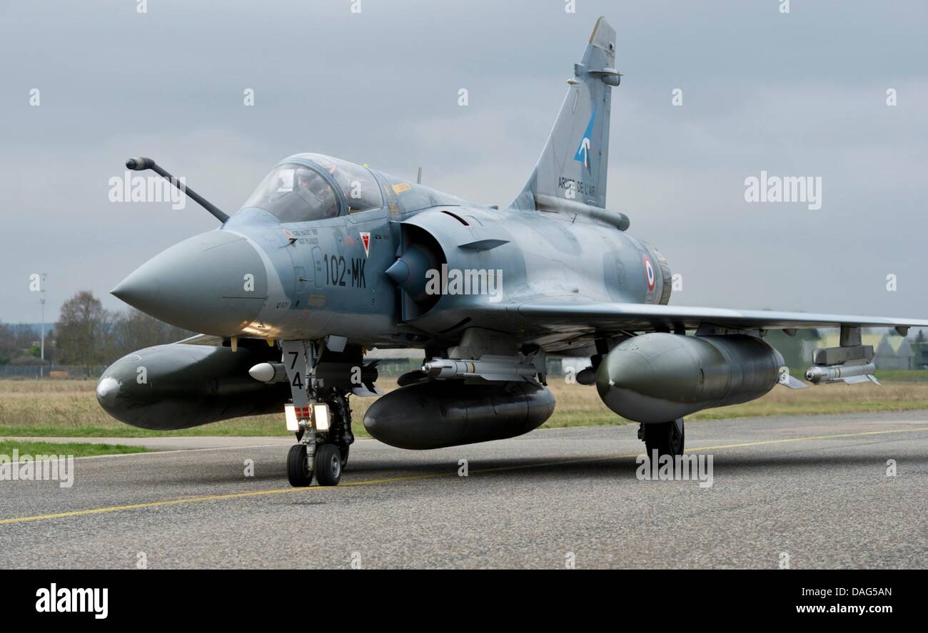 Ein Düsenjäger der Mirage 2000-5 zieht an die französische Heimat Airbase in Dijon, Frankreich, 19. März 2011. Die Düsen werden in eine militärische Intervention in Libyen gegen Gaddafi verwendet werden, um eine Flugverbotszone über Libyen zu gewährleisten. Nicht offizielle Aufzeichnungen zufolge hatte die ersten Jets bereits erreicht den Luftraum über Libyen während der Sicherheit-Gipfeltreffen in Paris, Frankreich noch im Gange war. PH Stockfoto