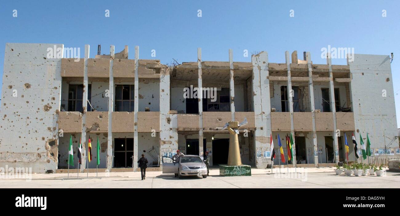 (Dpa-Datei) Ein Datei-Bild vom 15. Oktober 2004 eines Wohnhauses des libyschen Staatschefs Muammar Gaddafi zerstört im Jahre 1986 in Tripoli, Libyen. Französische und britische Kampfflugzeuge startete Koalition Luftangriffe und Rakete Angriffe auf 19. März 2011, auffällig, Panzer und gepanzerte Fahrzeuge, Gaddafis Regime auf dem Weg zur Opposition Hochburg Bengasi angehören. Foto: Peer Grimm Stockfoto