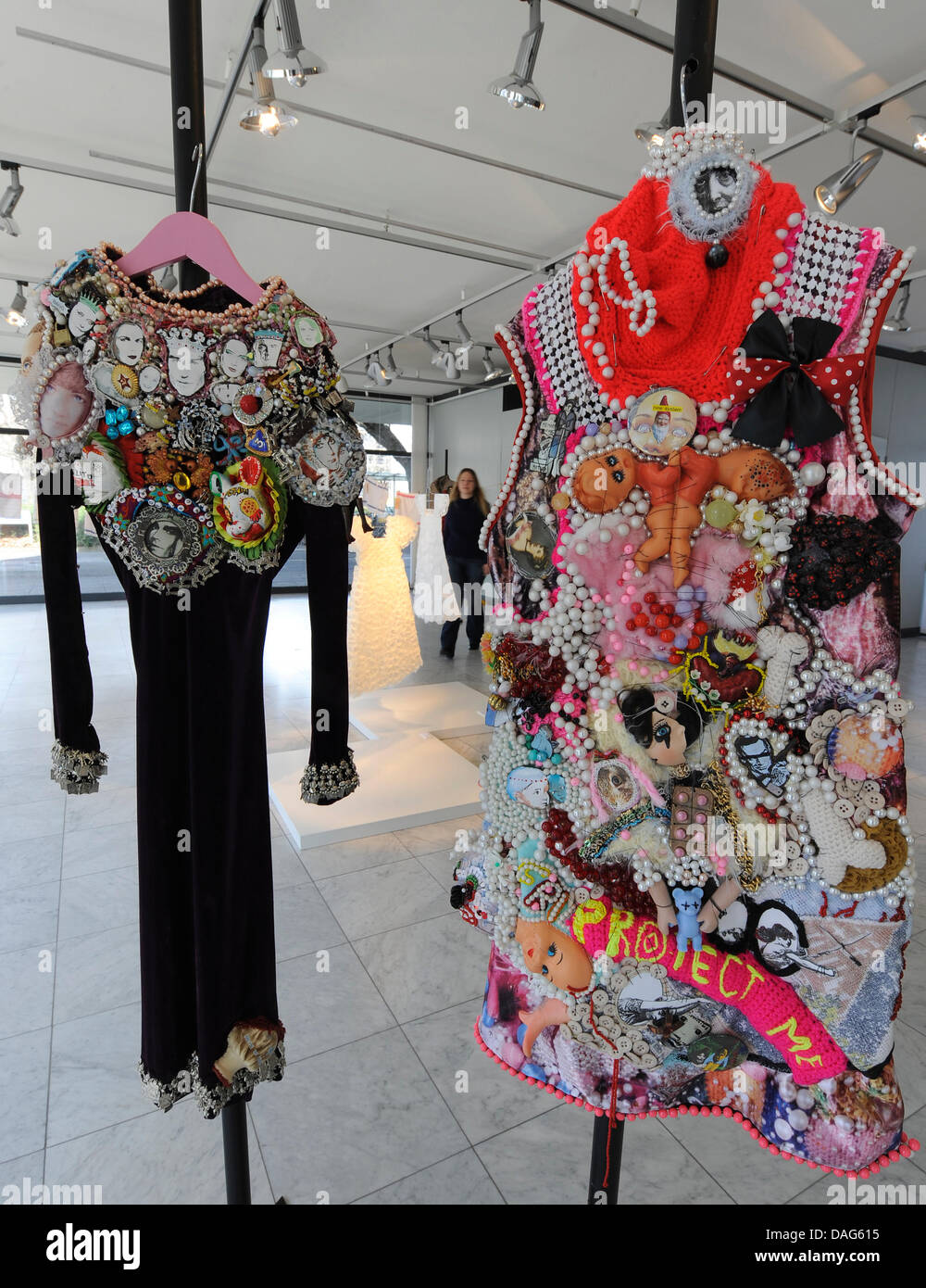 Kleider vom finnischen Designer Tuija Helena Markonsalo sind in der  Ausstellung "Körper deckt" bei Handwerksform Hannover, 21. März 2011. 21  europäische Künstler und Designer präsentieren rund 100 außergewöhnliche  Kreationen in einer Preisklasse