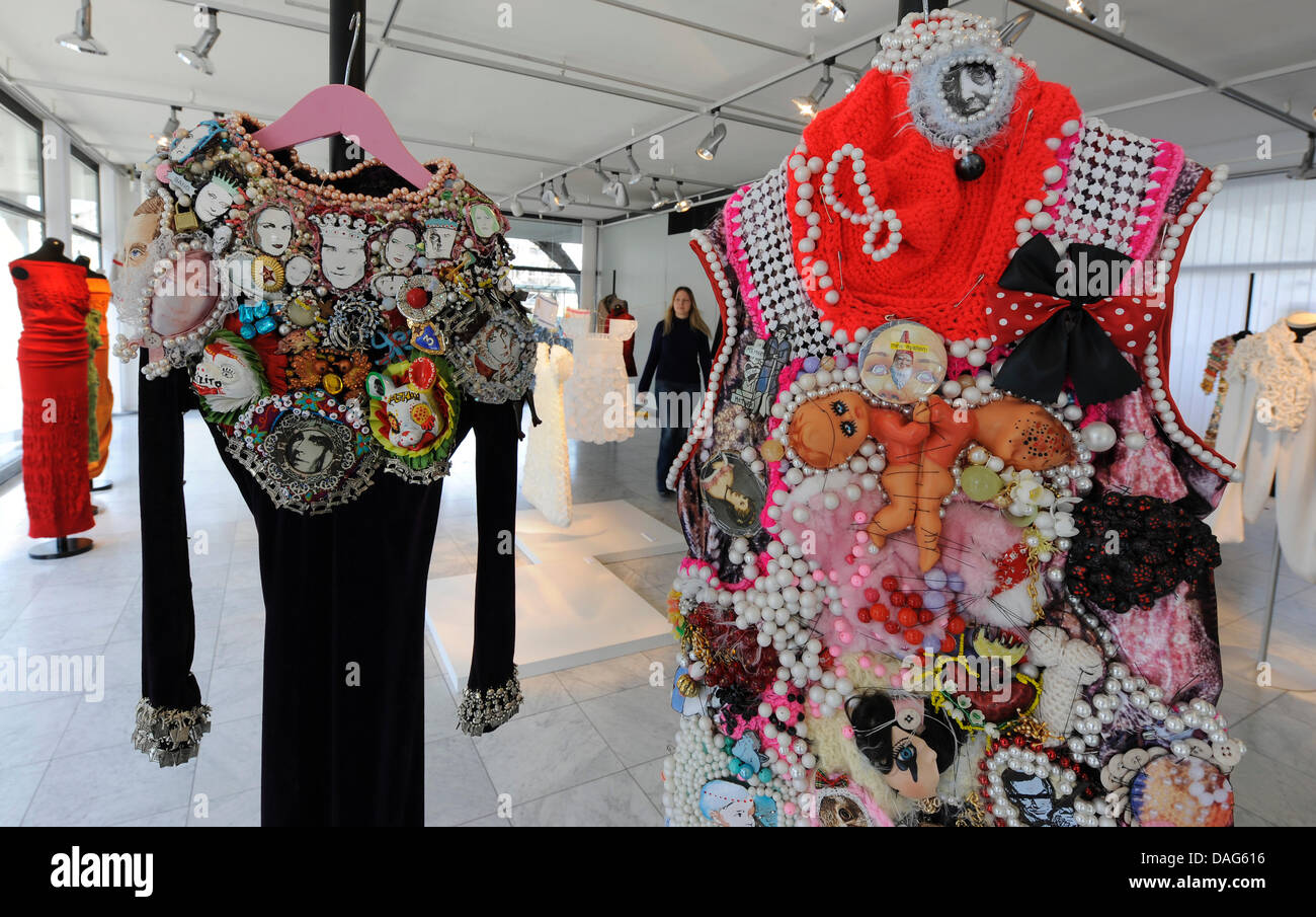 Kleider vom finnischen Designer Tuija Helena Markonsalo sind in der Ausstellung "Körper deckt" bei Handwerksform Hannover, 21. März 2011. 21 europäische Künstler und Designer präsentieren rund 100 außergewöhnliche Kreationen in einer Preisklasse von 120 bis 9.100 Euro. Foto: HOLGER HOLLEMANN Stockfoto