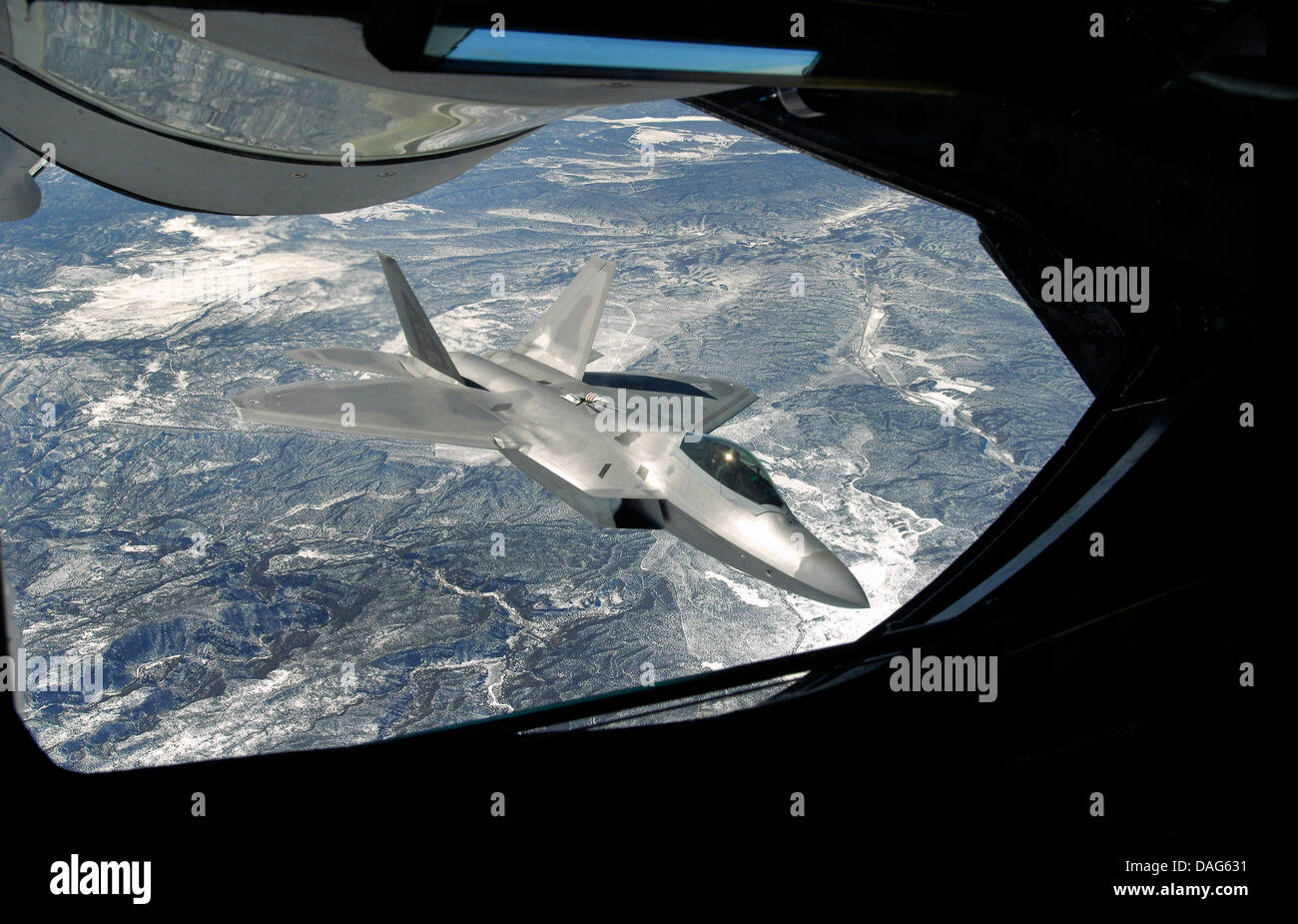 Eine f-22 Raptor betrachtet von einer KC-135 Statotanker während einer Betankung Operation. Kredit-U. S Air Force Stockfoto