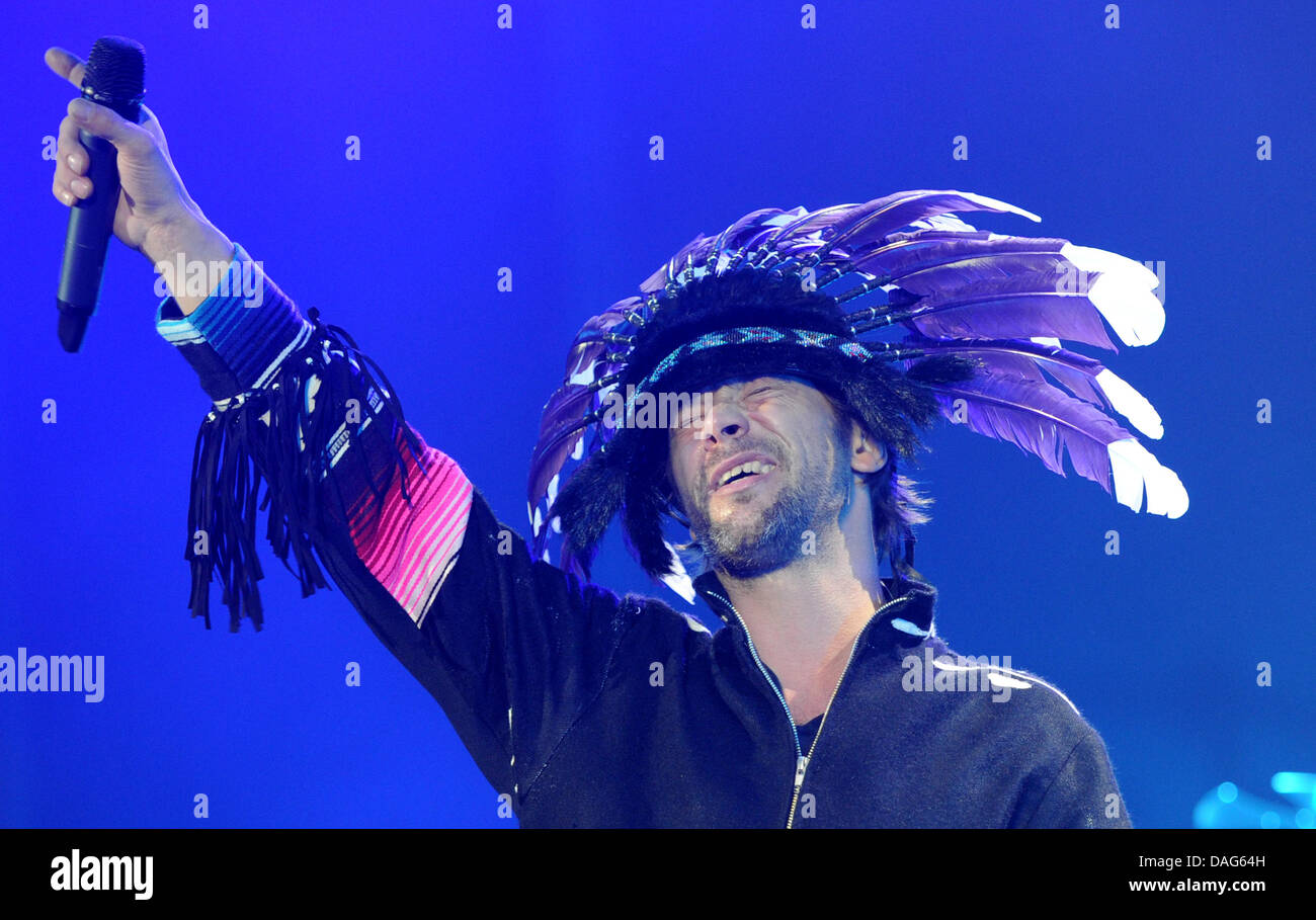 Der Sänger der britischen Band Jamiroquai, Jay Kay, führt auf der Bühne in der O2 World Konzertarena in Hamburg, Deutschland, 21. März 2011. Im Zuge ihrer "Rock Durst Light Star Tour" führen die Band auch in München, Stuttgart, Berlin, Oberhausen, Mainz und Ulm. Foto: Angelika Warmuth Stockfoto