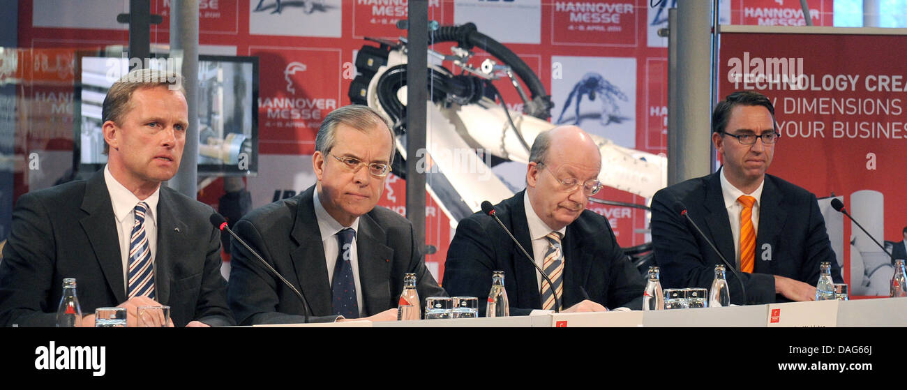 Wolfram von Fritsch (l-R), Leiter des Board of Directors der Messe AG, Französisch Botschafter Maurice Gourdault-Montagne, Wolfgang Wahlster, Leiter des Deutschen Zentrums für künstliche Intelligenz und Till Reuter, Leiter des KUKA Konzerns, an eine Pressekonferenz für die Messe in Hannover, 22. März 2011 teilnehmen. Die Hannovermesse findet vom 4. bis 8. April 2011 mit Stockfoto