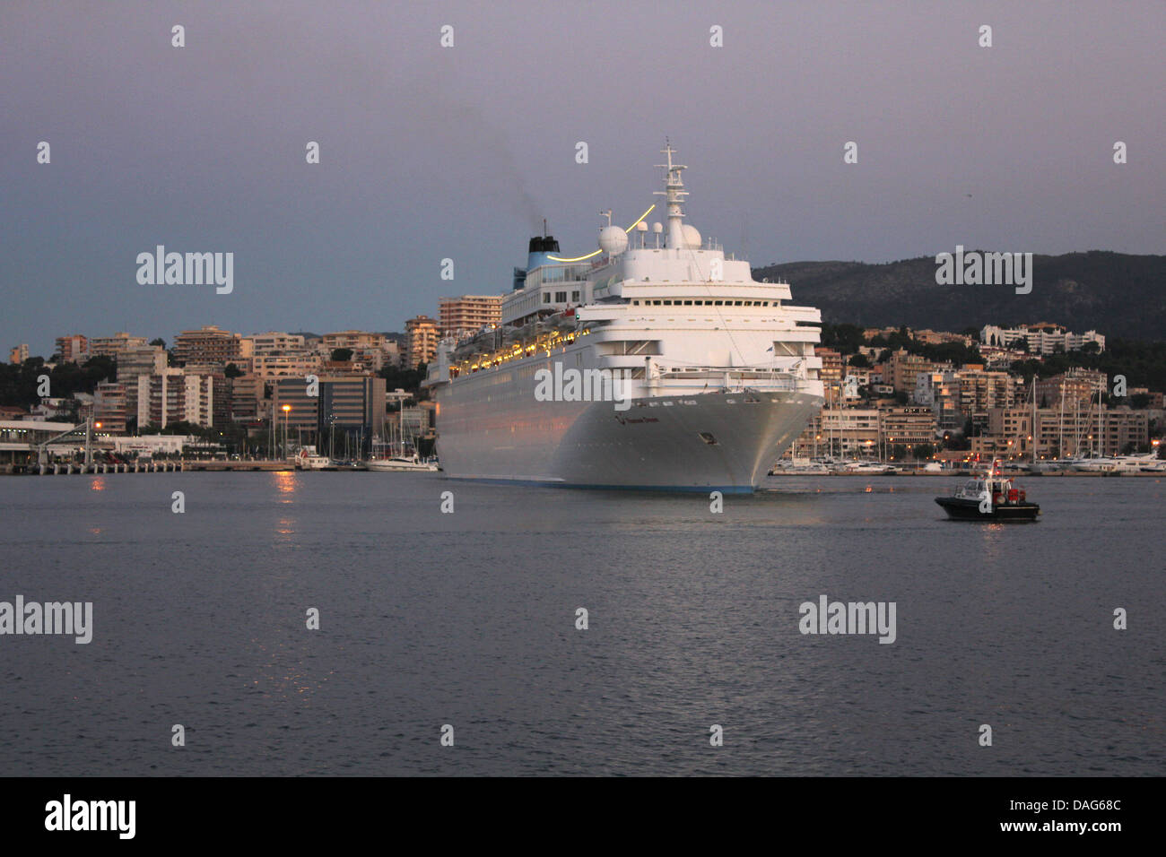 Thomson Cruises Kreuzfahrtschiff "Thomson Dream" (243 m) - auf Liegeplatz am frühen Morgen - Palma De Mallorca kommen. Stockfoto