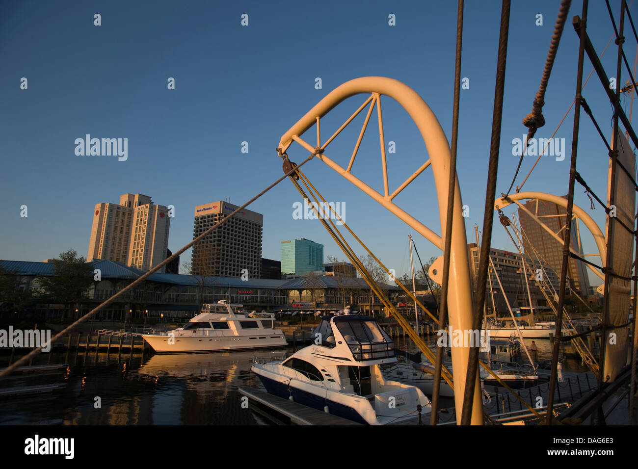 SKYLINE VOM DECK DER ROVER SCHONER WATERSIDE MARINA ELIZABETH RIVER NORFOLK VIRGINIA USA Stockfoto