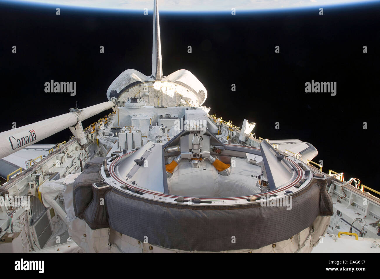 Space Shuttle Endeavour Nutzlast Bucht mit Experiment Eqiuipment. Optimierte und erweiterte Version der ein Originalbild der NASA Stockfoto