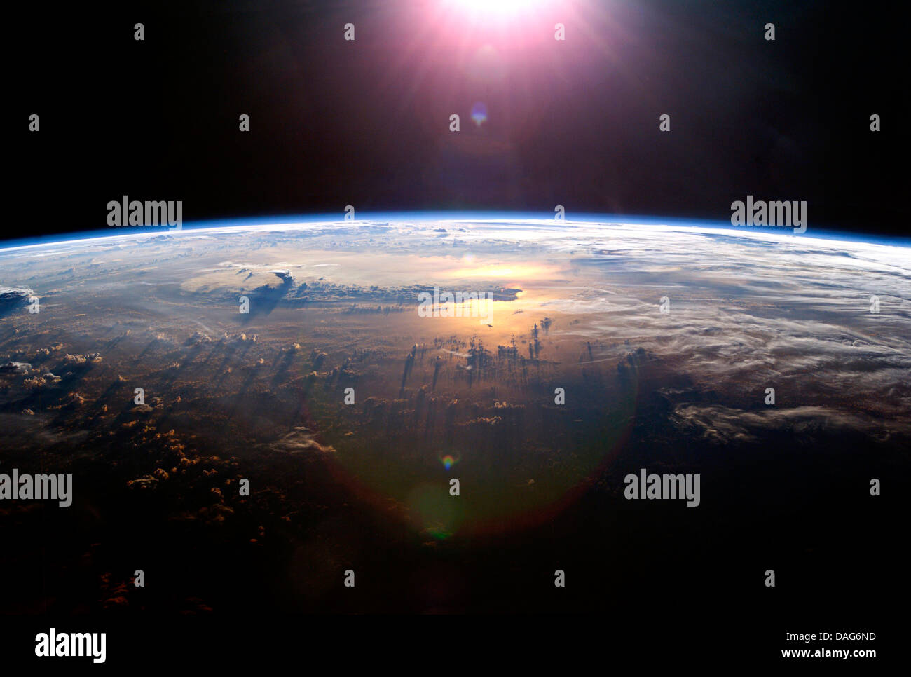 Blick auf die Erde in der Sonne von der internationalen Raumstation ISS. Optimierte und erweiterte Version der ein Originalbild der NASA Stockfoto